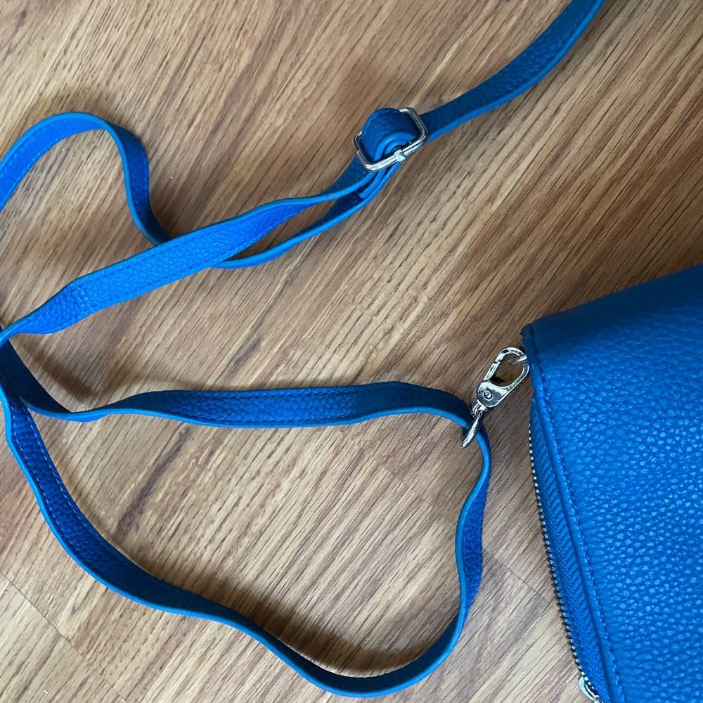 thirty one Jewell Tons of Funds Crossbody Purse in Cobalt Blue Pebble - Picture 3 of 5